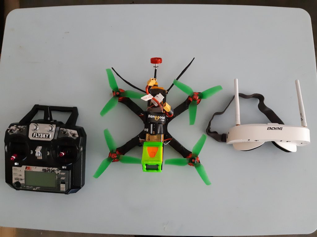 Accesorios externos para tu drone como son la emisora, gafas fpv, etc